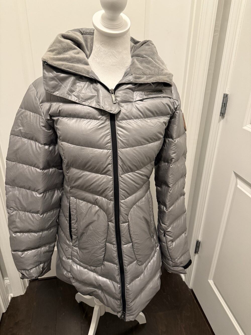 Wedge Women’s 2XS Silver Puffer Ski Jacket Faux Fur Hood Winter Coat XXS